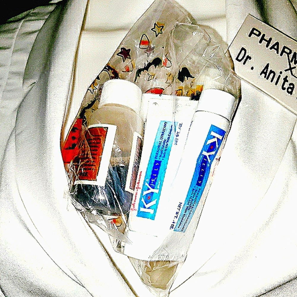 Unbelievably SEXy Pharmacist/Nurse outfit - Picture 6 of 8